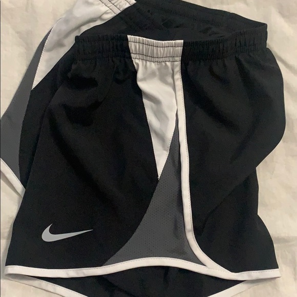 EUC Women’s Nike Dri-Fit Rubbing Shorts Small - Picture 2 of 5